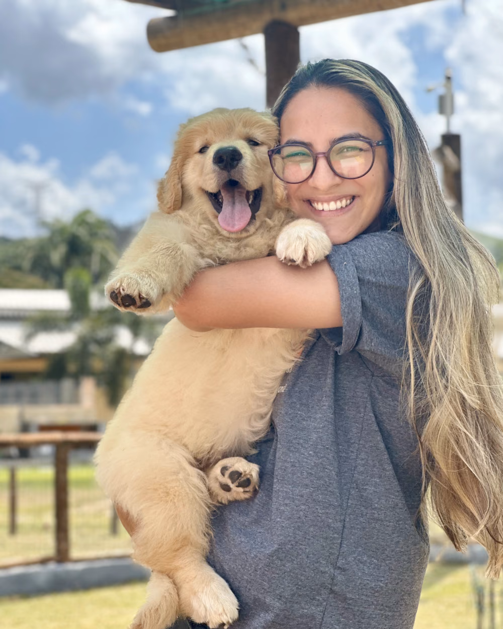 Filhote no colo de uma funcionária do Gute Hotel e Escola para Cães